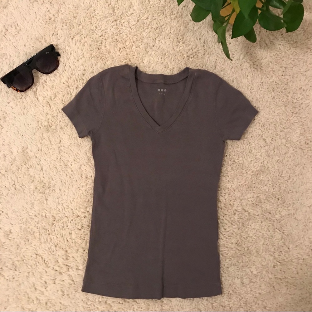 ✨XS GRAY THREE DOTS VNECK TEE✨